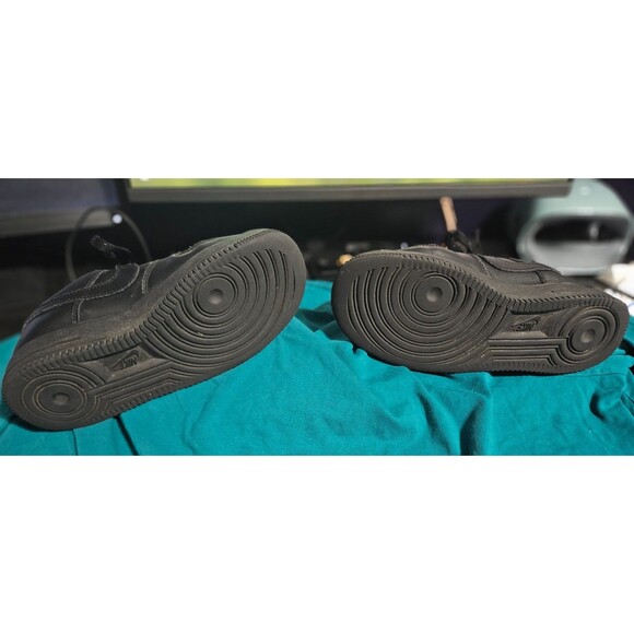 🔥 Nike Air Force 1 AF1 LE Low Triple Black Boys Youth Size 5.5 (GS) - Picture 6 of 8